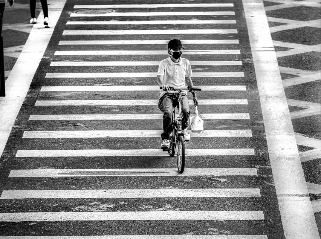 Al combinar la pintura blanca con el color oscuro del pavimento se asemeja a los colores de una cebra por está razón se les empezó a llamar así. Foto : Camilo Suárez
