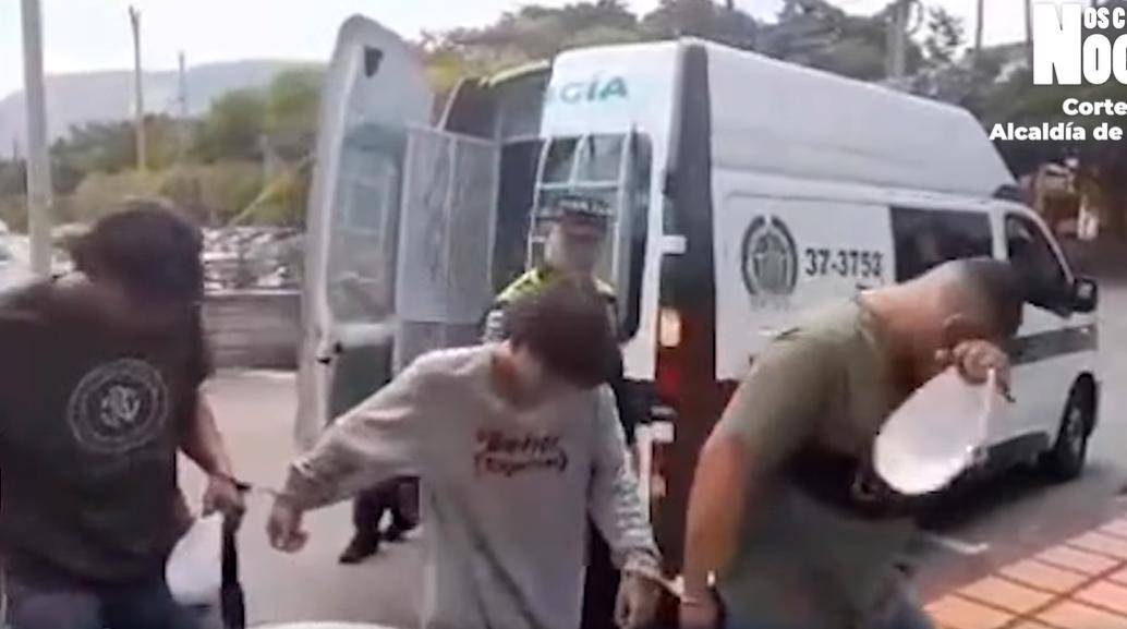 Los tres delincuentes que cometieron las lesiones con ácido fueron capturados minutos después. IMAGEN TOMADA DE VIDEO