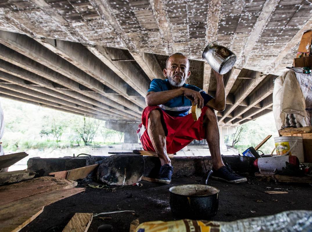 Retrato habitante de calle debajo de puente. Foto: Julio Herrera 