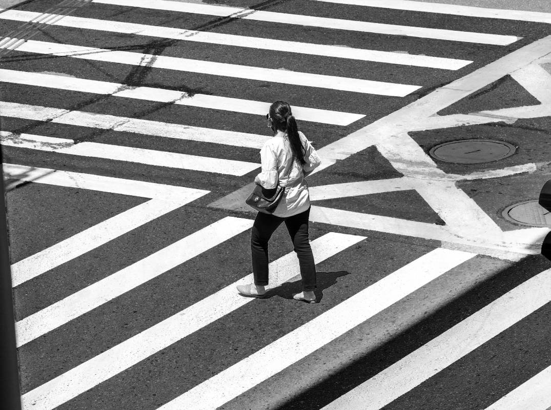 Estos pasos peatonales son intervenciones artística, que tiene como objetivo llamar la atención de los transeúntes, para cruzar la calle de forma segura. Foto : Camilo Suárez