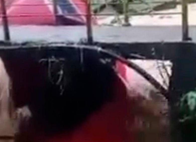 EN VIDEO: Aguacero se llevó un carro a la quebrada en San Antonio de Prado