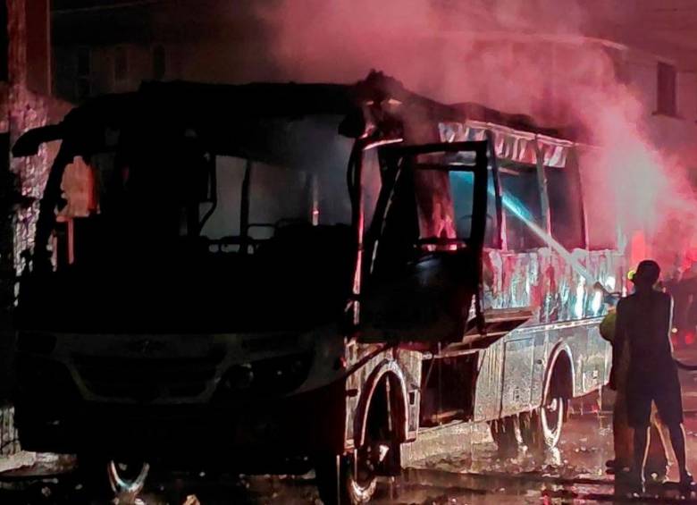 En imágenes: Incendio de un bus causó tensión en San Carlos