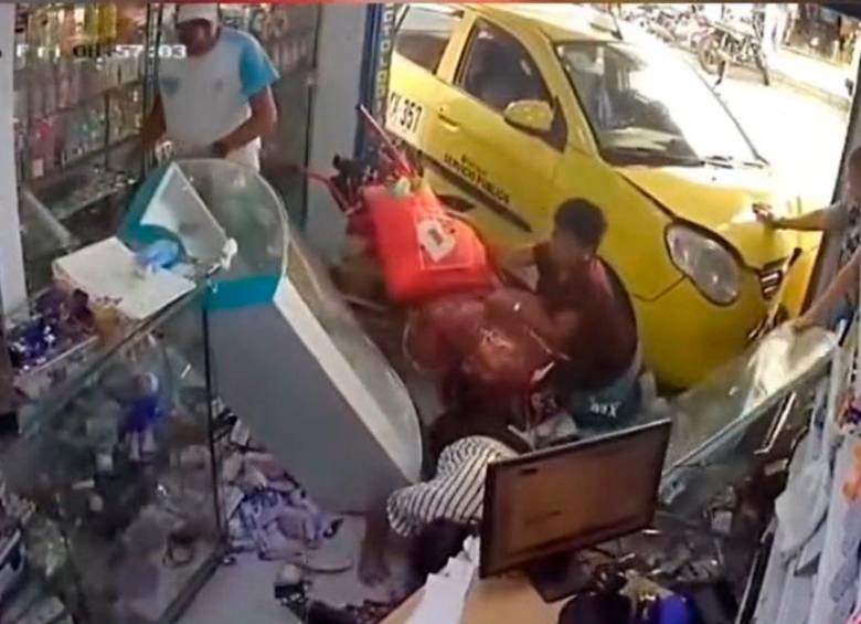 EN VIDEO: Un taxi se desengranó y atropelló a cinco personas