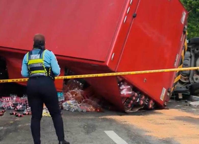 Camión de gaseosas se volcó en La Estrella y se llevó dos carros por delante