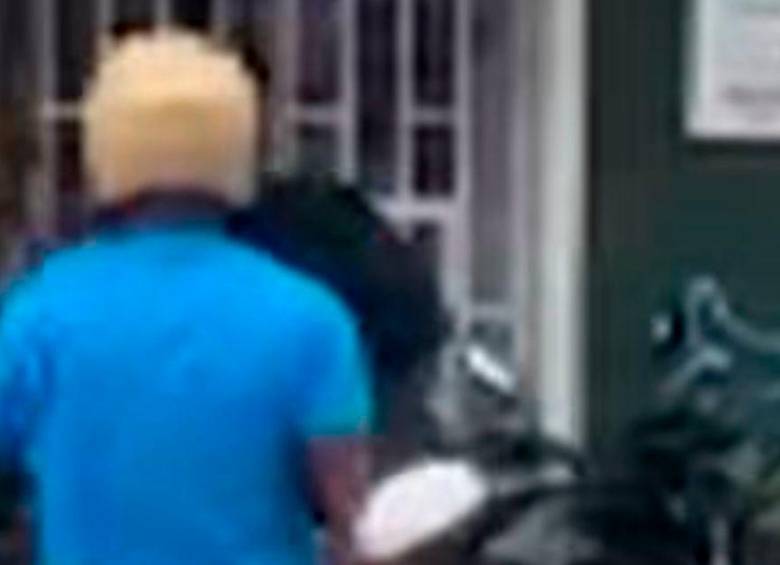 “No le den más”: mujer terminó defendiendo al hombre que le había robado minutos antes