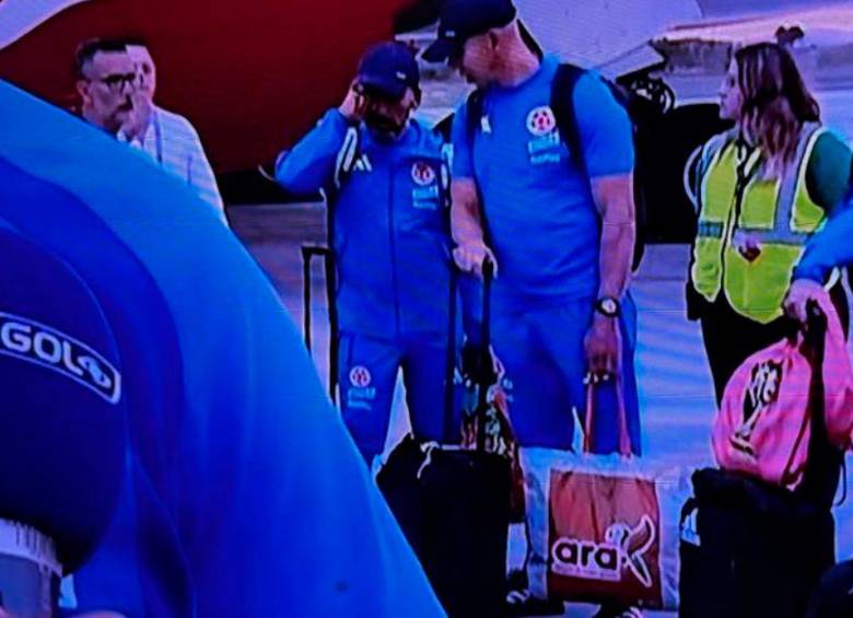 Utilero de la Selección Colombia llegó a México con una bolsa de Tiendas Ara.