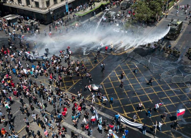 Los manifestantes se enfrentaron con la policía en los alrededores de la sede de gobierno chileno. FOTO: AFP