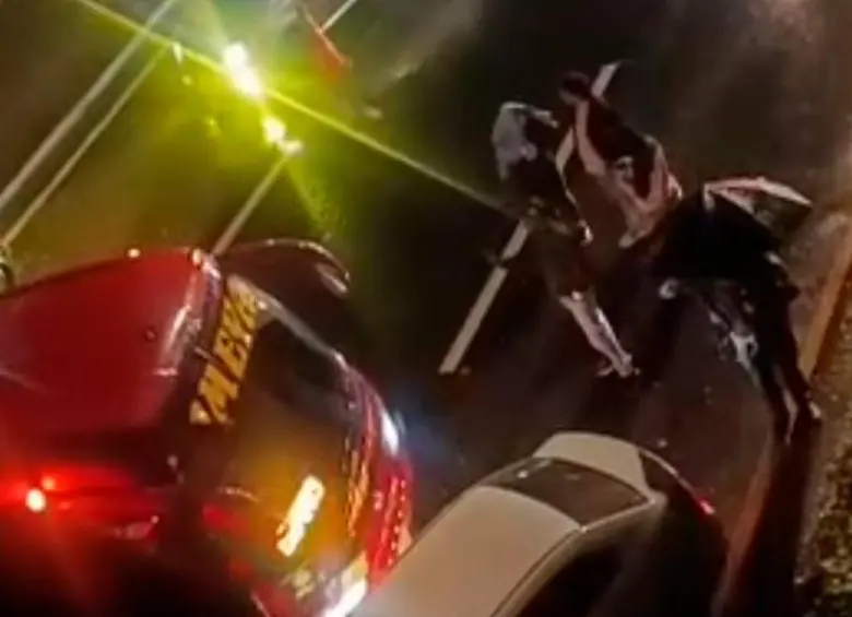 Tractomula, bus y carro particular se chocaron en vía de Girardota