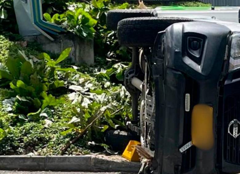EN FOTOS: Ambulancia se volcó con un paciente entrando al Pablo Tobón Uribe