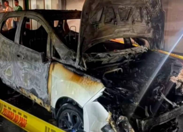 En video: Carro se incendió en el sótano de una unidad en Rodeo Alto