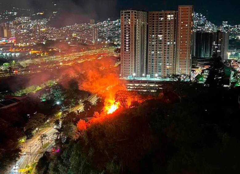 EN IMÁGENES: Bomberos controlaron incendio forestal en Bello
