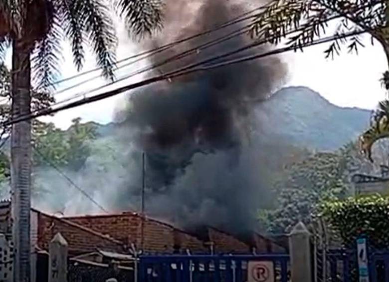 Emergencia en Copacabana: incendio afectó empresa de telas e iglesia