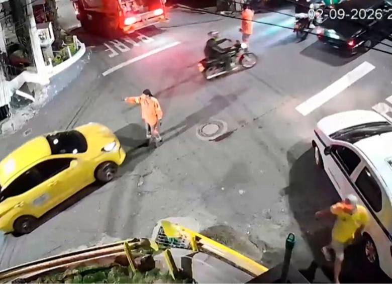 En video: Taxista le ‘tiró’ el carro a recolector de Emvarias