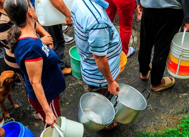 Saque el balde: habrá cortes de agua en sectores de Medellín y Bello