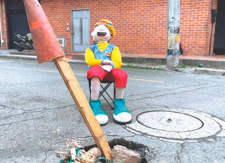 Vecinos de Itagüí improvisan para evitar accidentes en tremendo hueco