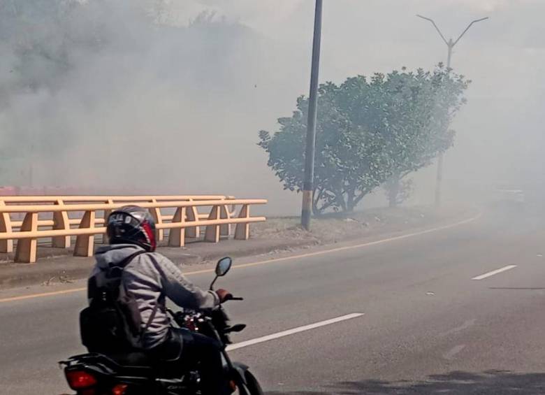 En imágenes: Bomberos controlaron tres incendios forestales en Bello