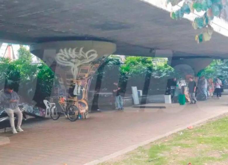 Repartidor fue a cargar su celular al puente de la 4 sur y casi lo matan