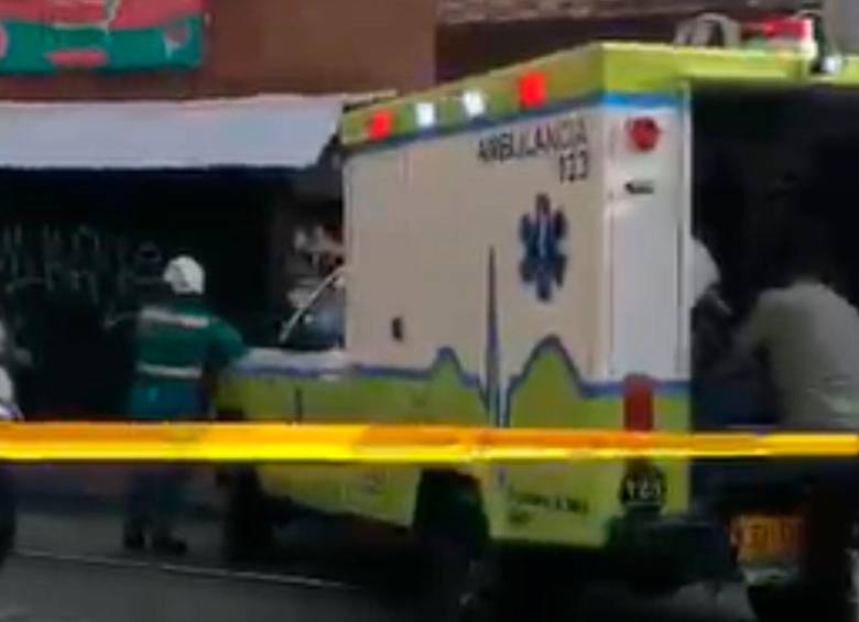 Motociclista murió al chocar con un poste en el corredor del tranvía