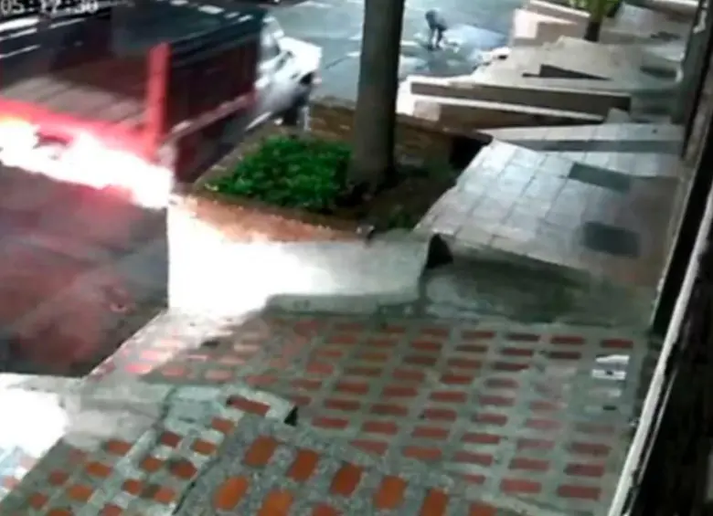 Camión atropelló a adulta mayor con su perrito y huyó del lugar