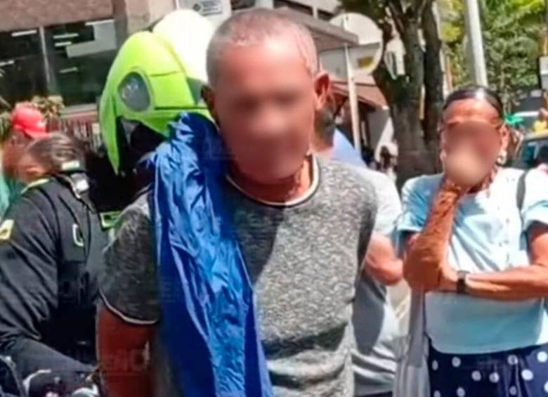 Se metieron a robar a un bus, uno de los pasajeros era policía y los cogieron