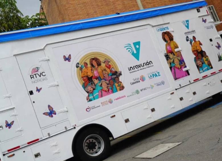El vehículo fue adquirido para realizar producciones y transmisiones televisivas desde distintas regiones del país, pero la actual administración de RTVC advierte que no puede operar por falta de una planta eléctrica y cuestiona el costo de los equipos incluidos en el contrato. Foto: cortesía RTVC