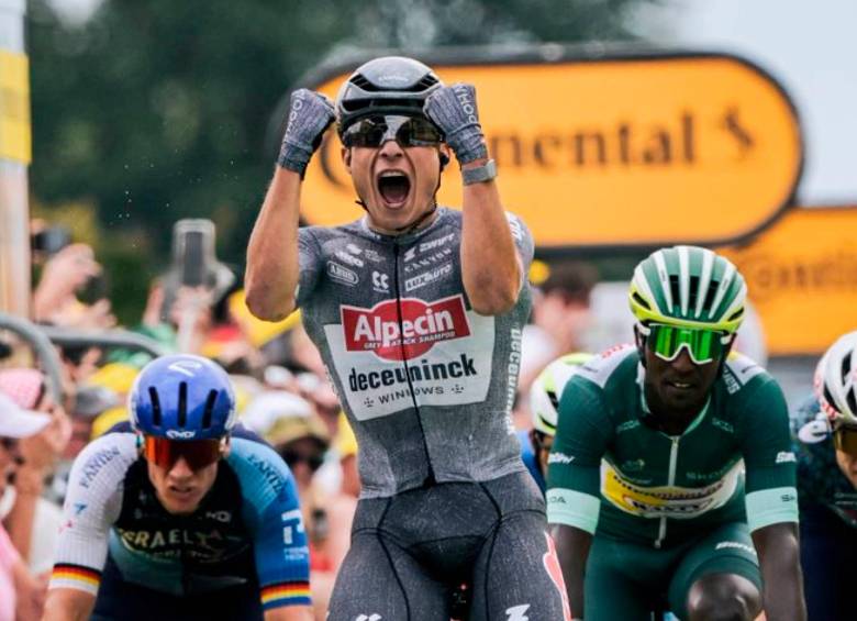 Jasper Philipsen celebra la victoria en la décima etapa del Tour de Francia. FOTO CORTESÍA, TOMADA @LeTour