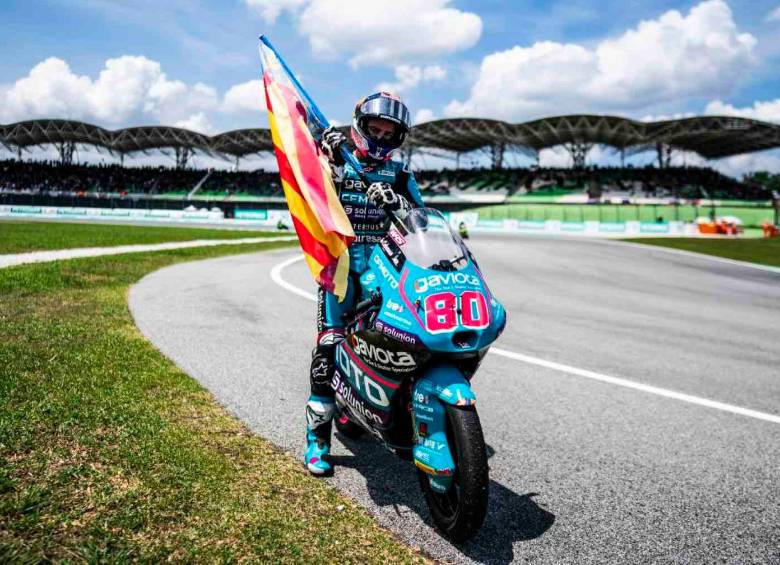 El piloto colombiano, David Alonso Gómez quien ganó en Malasia, celebró portando la bandera de Valencia en honor a todos los damnificados. FOTO: Tomada de X @ASPARTEAM