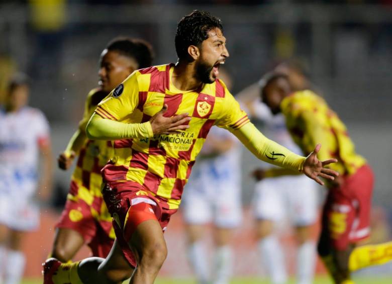El antioqueño Jeison Medina celebra el tanto con el que su equipo, el Aucas de Ecuador, venció a Nacional de Paraguay por la Copa Libertadores. FOTO TOMADA @Libertadores