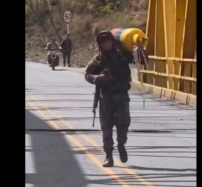 El militar que se viralizó por redes sociales, tras echarse al hombro el cilindro que amenazaba a la comunidad en el corregimiento El Remolino, de Taminango (Nariño). IMAGEN TOMADA DE VIDEO.