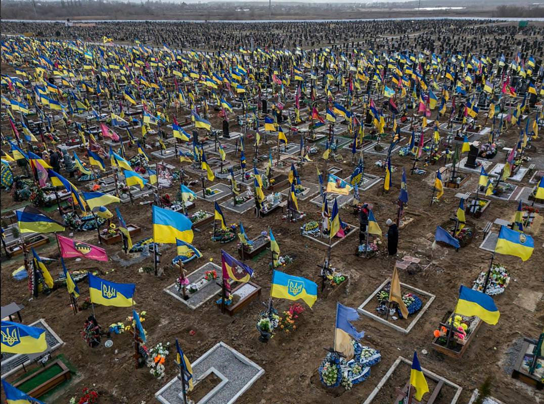 Los cementerios en Ucrania tienen las tumbas de los muertos con las banderas de su país, en honor a su sacrificio durante la invasión. Foto: GETTY
