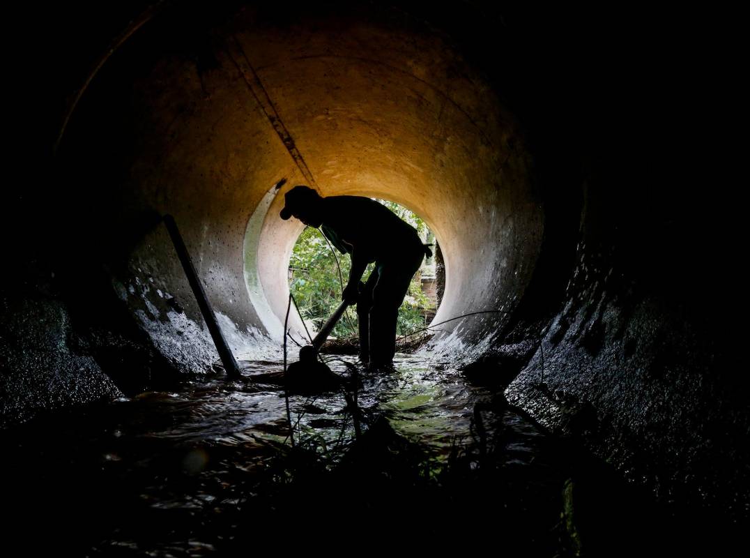 Un tubo de desagüe de aguas se taponó ocasionando la inundación de una vivienda en el corregimiento de San Antonio de Prado. Foto: Julio César Herrera