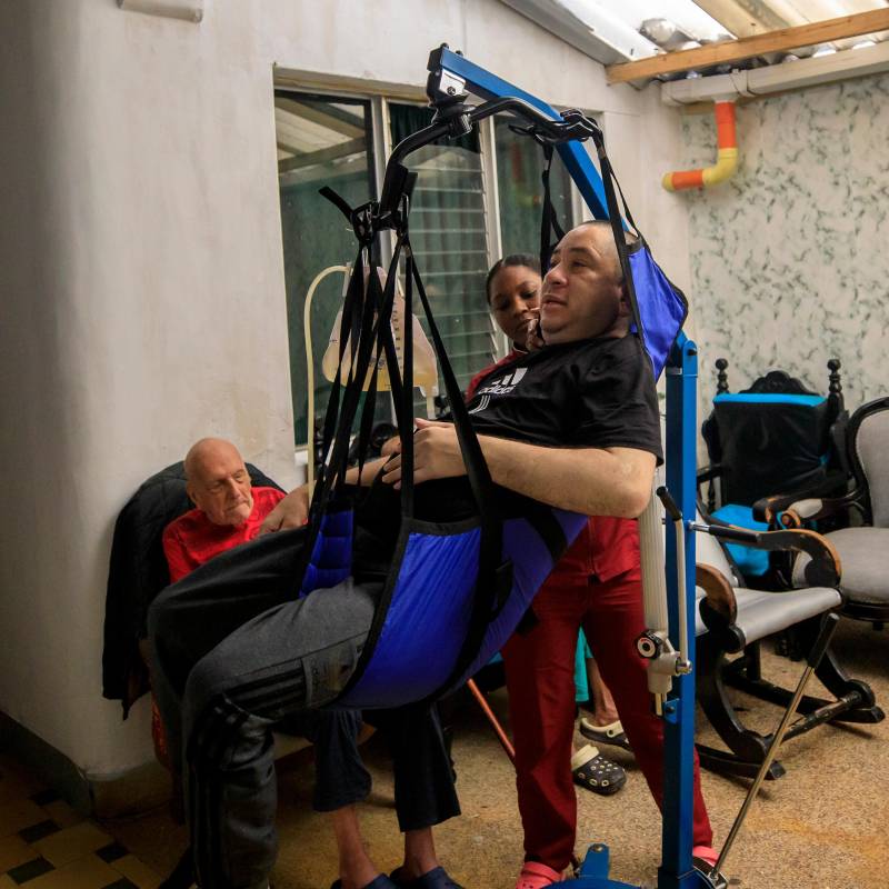 La grúa, cuyo costo fue de $5 millones, pudo adquirirse gracias a una recolecta que hizo la Fundación Un Viejo Favor. FOTO Camilo Suárez