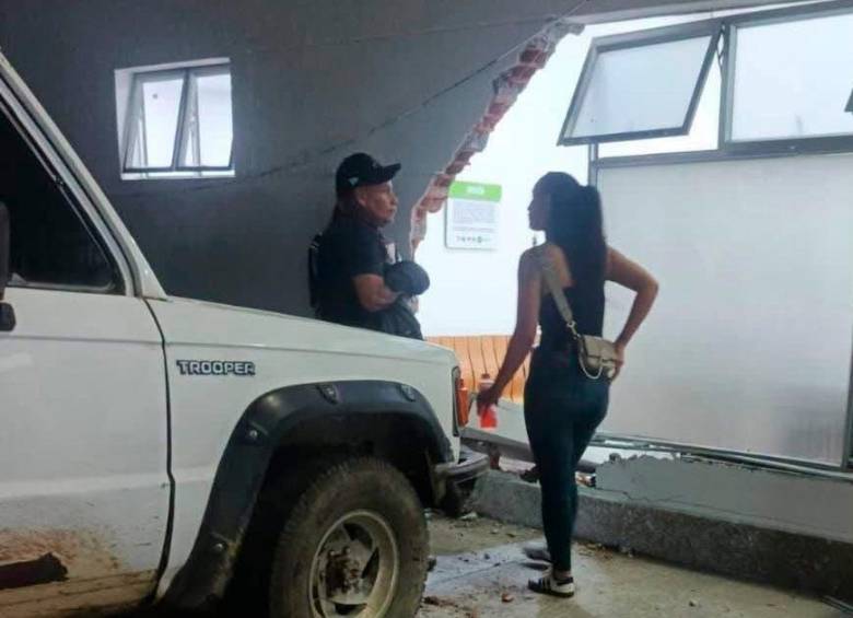 Una camioneta chocó y acabó con la fachada del hospital de Yarumal