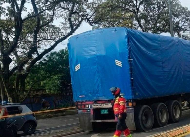 Tragedia en Bello: motociclista murió arrollado por tractocamión