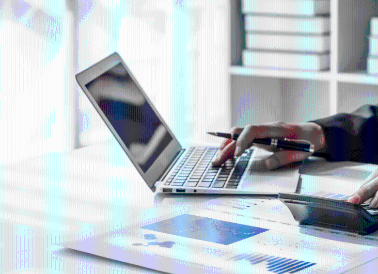 Persona accediendo a vacantes para trabajar los fines de semana a través de Magneto Empleos. FOTO: GETTY