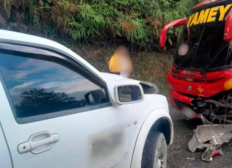 Choque de frente entre buseta y camioneta en la vía Yarumal-Medellín