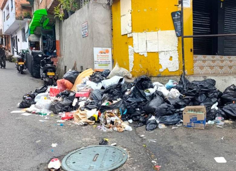 Qué cochinada: la basura se está comiendo esta esquina en Santa Cruz