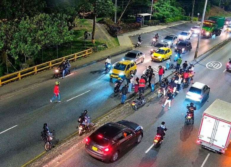 Joven de 21 años murió tras ser chocado por dos carros en la Autopista Norte