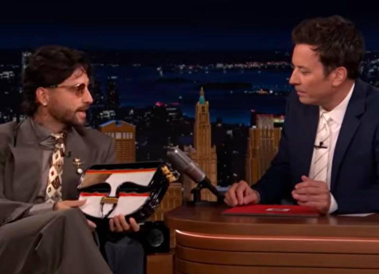 Maluma puso a Jimmy Fallon a tomar guaro antioqueño y a modelar el carriel paisa