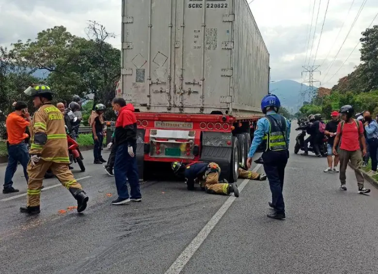 Murió mujer en accidente en la autopista; su hijo manejaba la moto