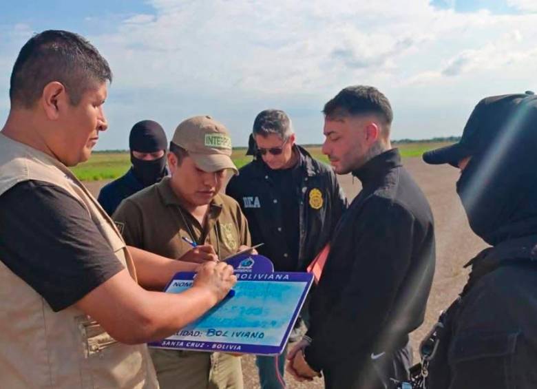 Este fue el momento en que las autoridades bolivianas entregaron a Sebastián Marset Cabrera a la DEA. FOTO: CORTESÍA.