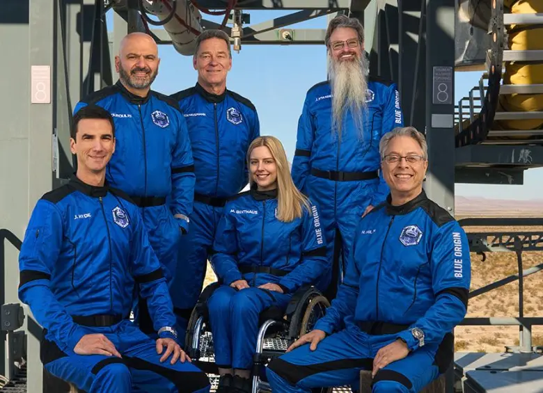 Michaela Benthaus se convirtió en la primera persona usuaria de silla de ruedas en viajar al espacio. FOTO: BLUE ORIGIN