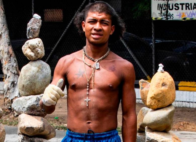 Cristian y su galería de piedras: arte que inspira en la calle 30