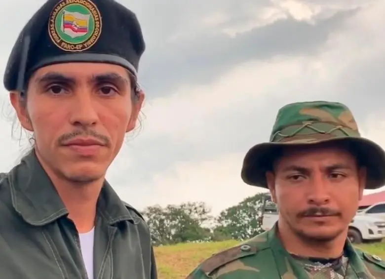 Andrey Avendaño, izquierda, es el cabecilla del Frente 33 de las disidencias de las Farc en Catatumbo. FOTO CAPTURA DE PANTALLA