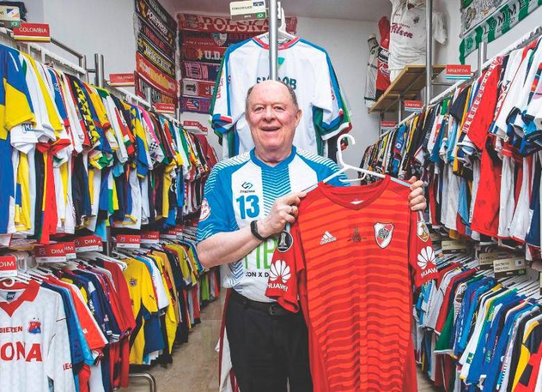 De Medellín al Guinness: la increíble colección de camisetas de Gustavo