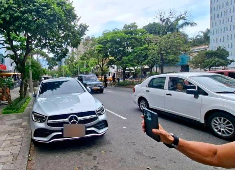 Video | Escupió y golpeó a un agente que no le aceptó plata para que no lo multara