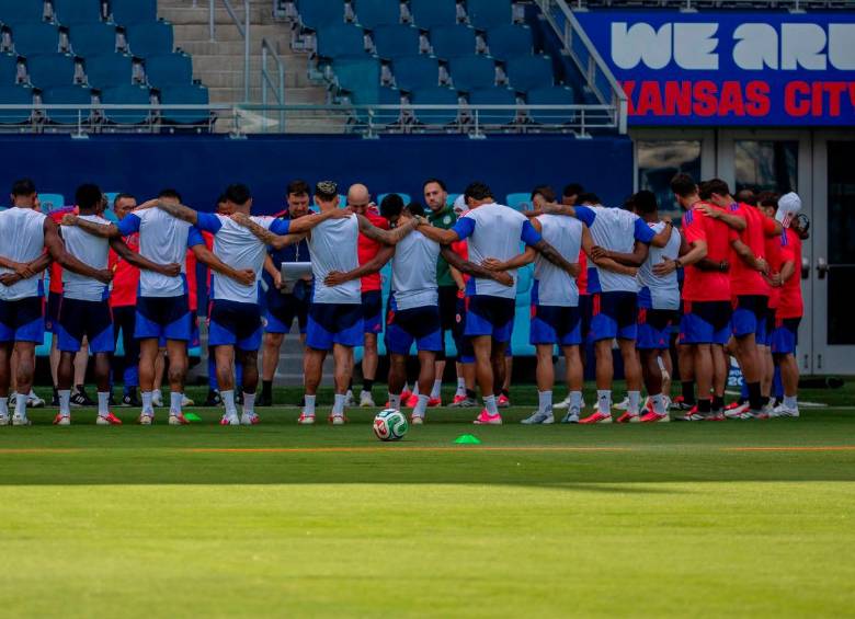 La Selección y una de las muestras de unión que ha tenido durante los entrenamientos previos al partido frente a Suiza. FOTO JUAN ANTONIO SÁNCHEZ