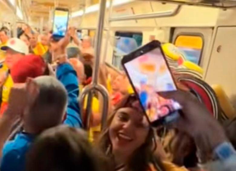 En video: Colombianos armaron fiesta vallenata en el metro de México