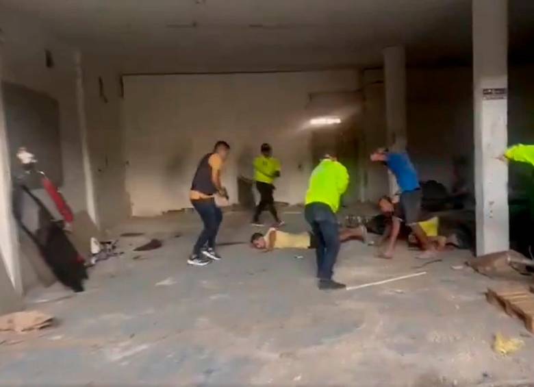 Los sujetos capturados no opusieron resistencia ante los uniformados que hicieron el operativo. FOTO: CAPTURA DE VIDEO 