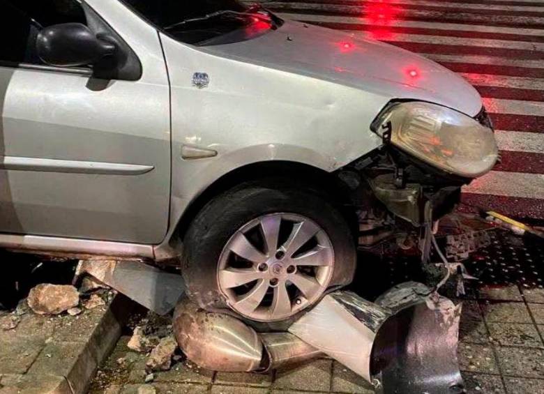 Un conductor abandonó su carro tras chocar contra un poste en Robledo
